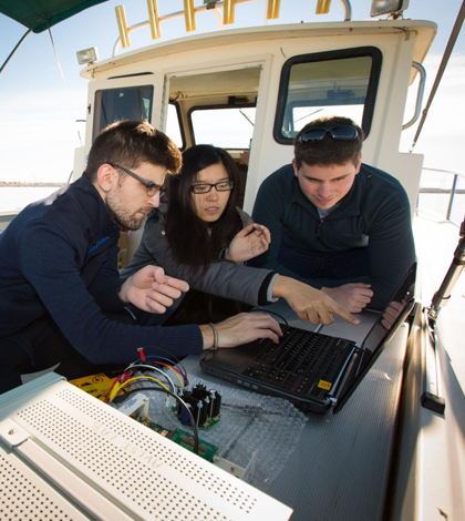 Students test their underwater wireless network in Lake Erie. (Credit: Douglas Levere / University at Buffalo)