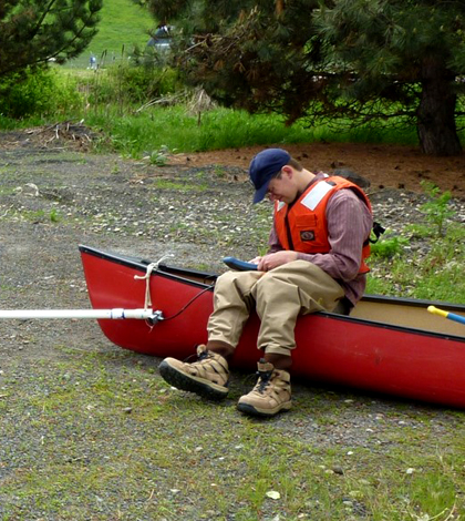 Tighe Stuart prepares the Hydrolab MiniSonde for sampling along Hangman Creek. (Credit: Washington Department of Ecology)