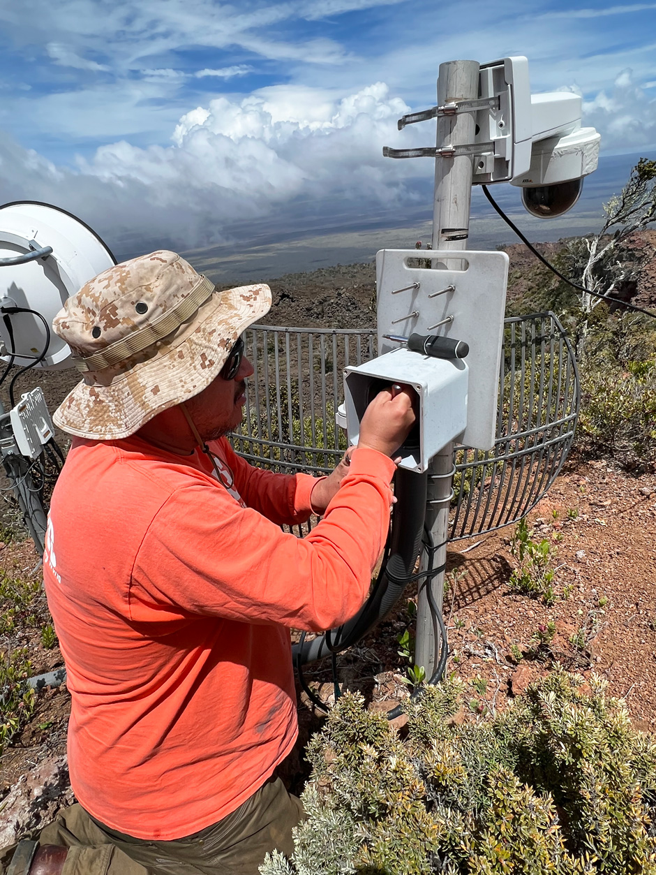 During station maintenance at the Hualālai repeater, Hawaiian Volcano Observatory technicians installed a new webcam, the HLcam. This camera is located on Hualālai and provides view of Mauna Loa's northwest flank.