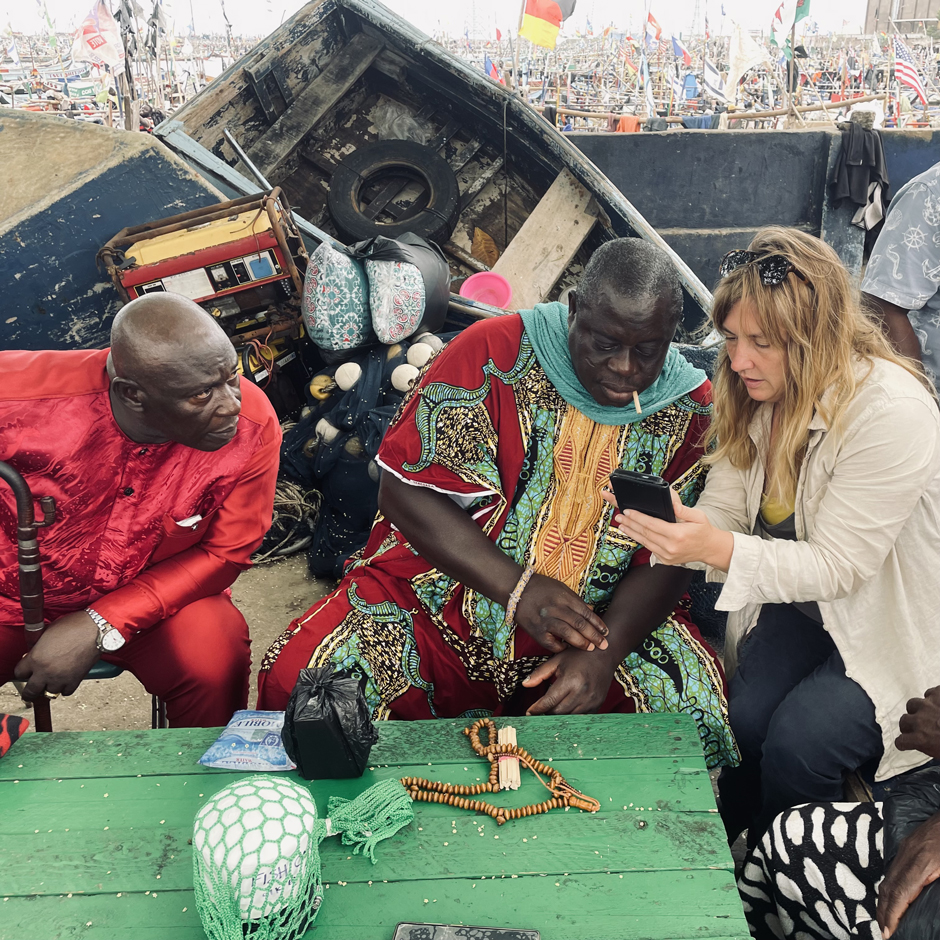 Melissa setting up tracker links for the Tema fishing chiefs and canoe owners' smartphones.